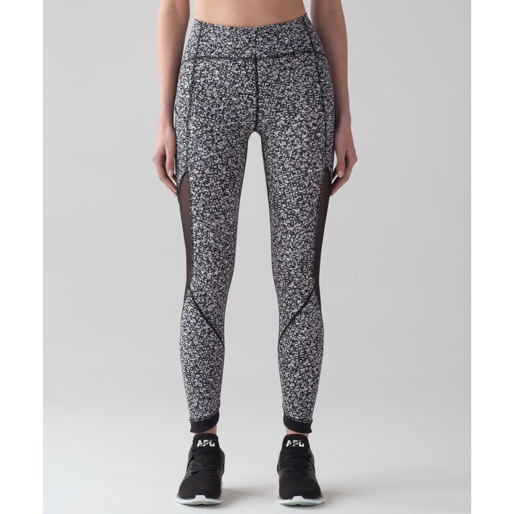 Lululemon Sole Training 7/8 Tight Daisy Dust Alpine White Black / Black size 8